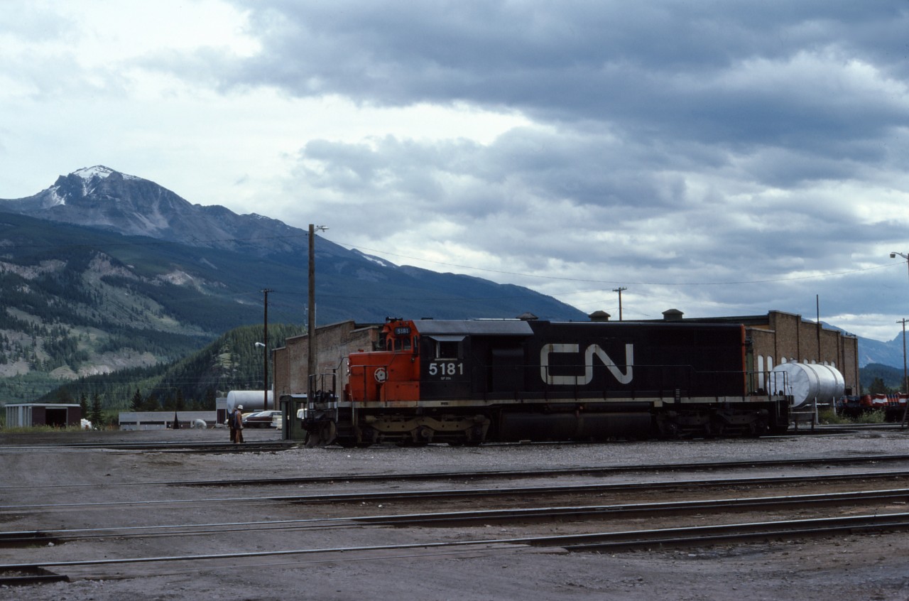 CN SD40 5181 idles at the Jasper engine terminal on an August afternoon.