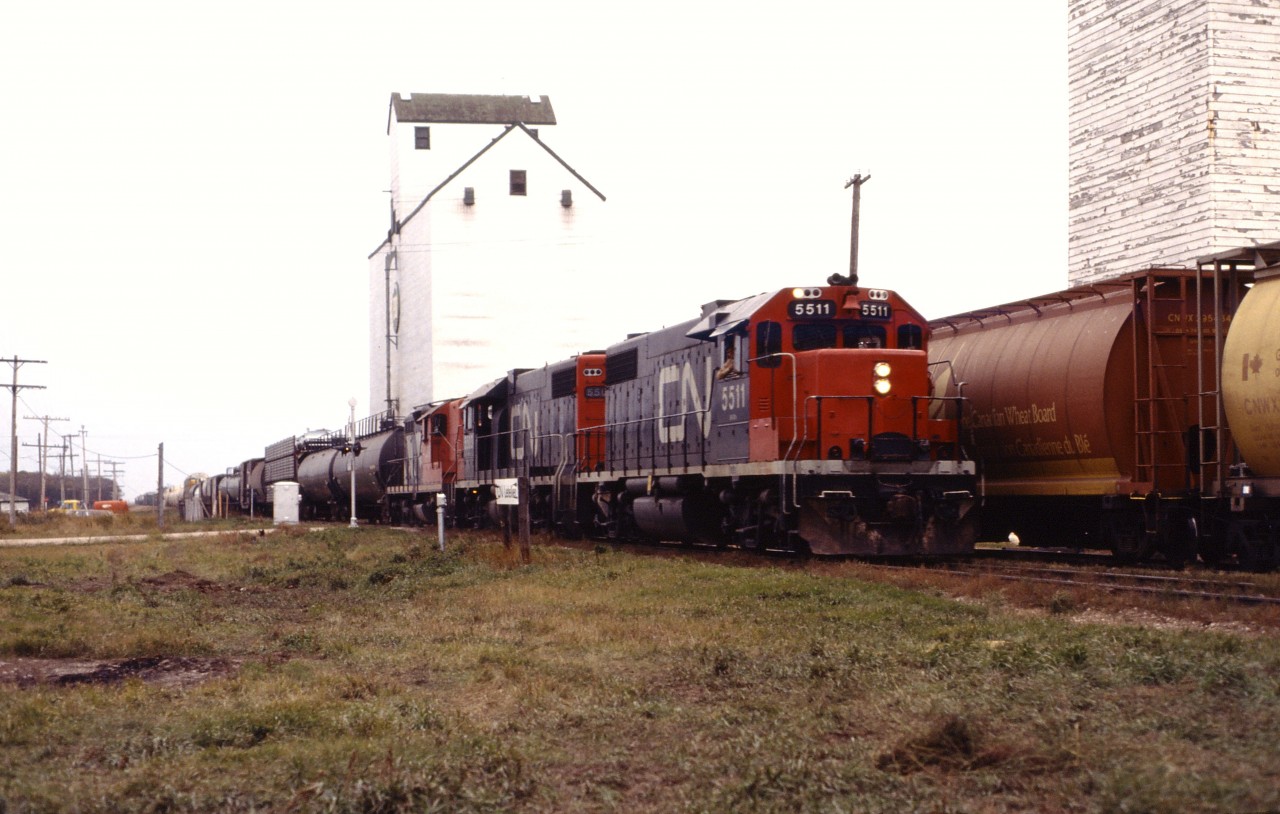 Recently transferred from eastern Canada, CN GP38-2 5511 leads another '38 and a GP9 back towards Winnipeg after exchanging traffic with the BN and Soo Line in Noyes.