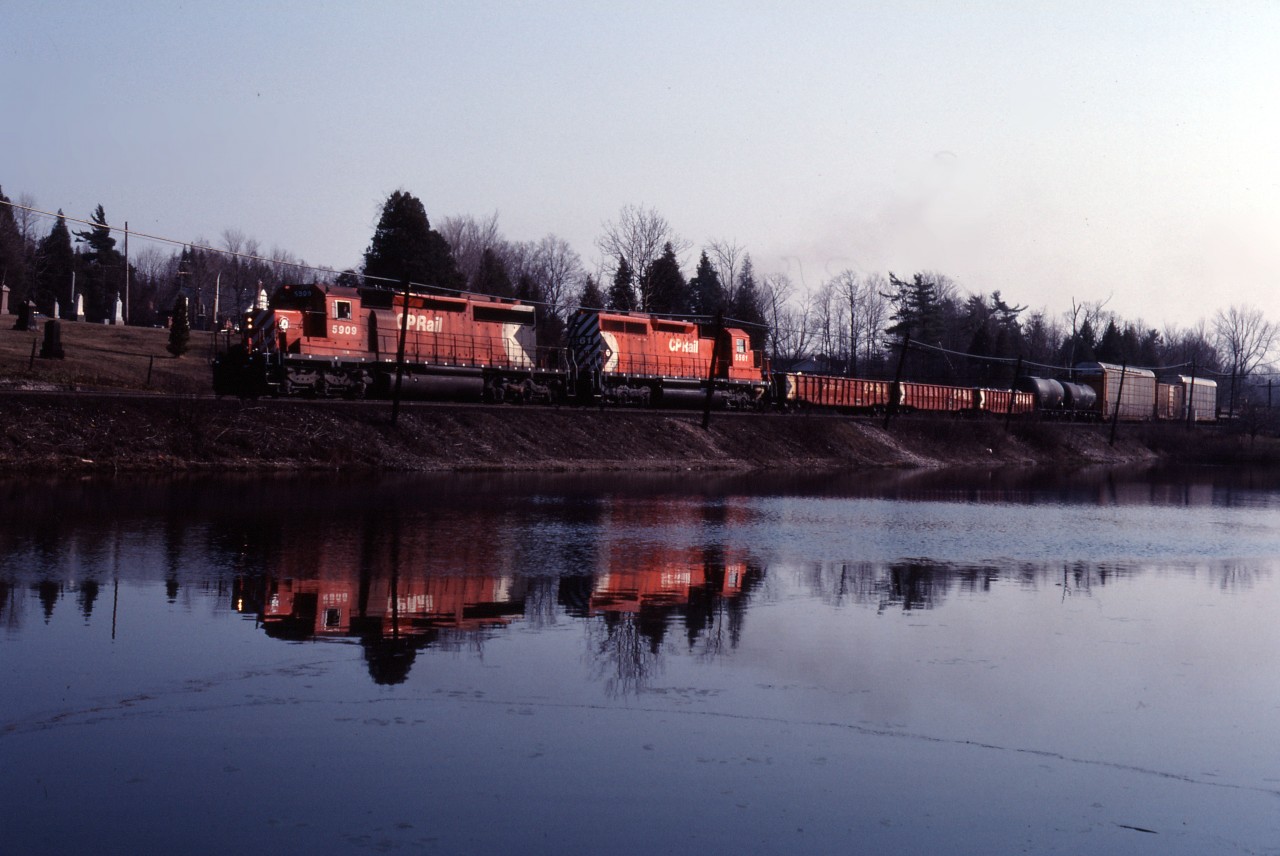An eastbound approaches Guelph Line in Campbellville in the late afternoon with CP SD40-2 5909 and SD40 5561 for power.