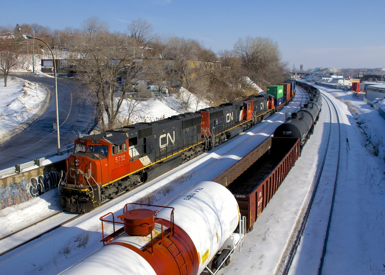 A well-placed gon on CN 310 at right allows met to get a fully lit lead unit on CN 149 as it departs Turcot West after lifting platforms on track 29. Power is a trio of SD75I’s (CN 5732, CN 5742 & CN 5673)
