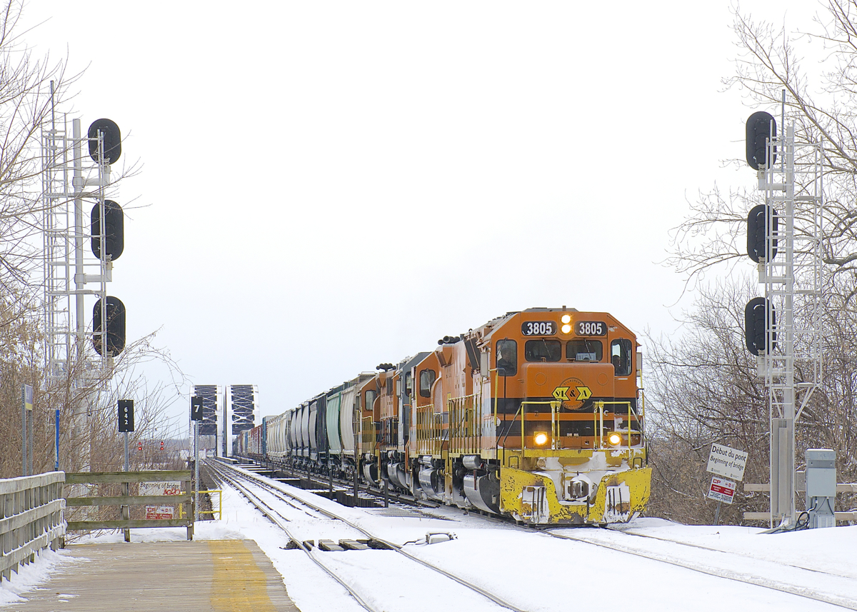 Detour move SLR 393 is seen arriving on the island of Montreal with flared SLR 3805 leading three other G&W units. This 96-car train has 40 loads and 56 empties and it was quite a sound hearing the train crossing the St. Lawrence River.