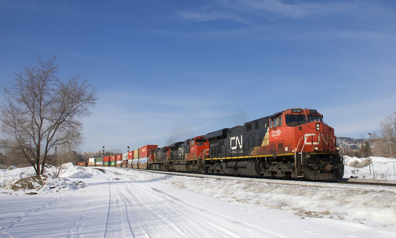 CN 2236, CN 8918 & IC 2700 (along with DPU CN 8938) lead a 536-axle CN 120 through the St-Henri neighbourhood of Montreal.