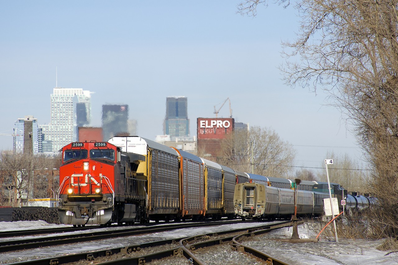 VIA 62 has had to stop just past MP 4 on the north track of CN's Montreal as a short CN 401 (with CN 2599 as sole power) crosses from the north track to the freight track. After a delay of a few minutes VIA 62 was on its way to its terminus of Central Station.