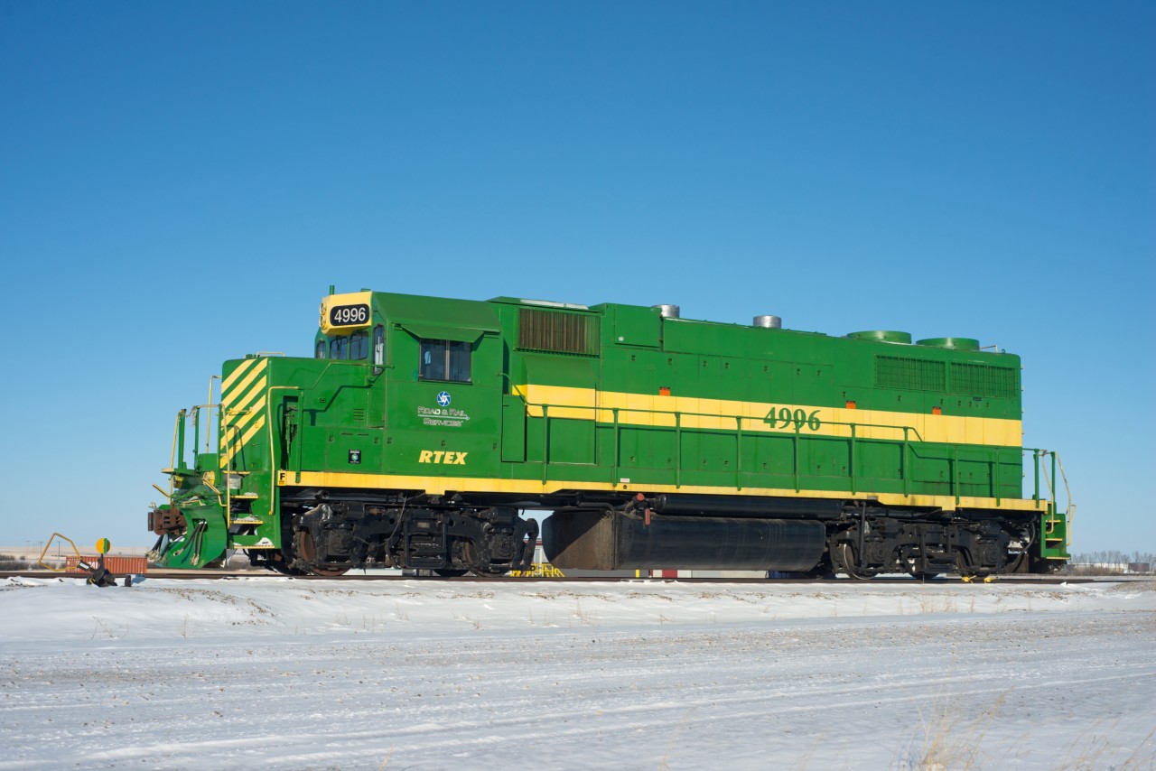 A green and clean GP38-3 numbered RTEX 4996 sits on some new industrial track near Kerrobert SK. The history of this unit is ex GTW 4996, exx GTW 6203, nee DTI 203.