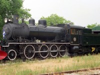 When <a href=http://www.railpictures.ca/?attachment_id=31638><b>CPR 1201</b></a> was no longer available for the Hull-Chelsea-Wakefield Railway tourist operation, a train set from Sweden was purchased in 1992 including Swedish State Railways (Statens Järnvägar) inside valve 2-8-0 locomotive #909 built in 1907, shown here at Wakefield in 1995.<br><br>Operations were suspended and the line was closed in 2011 due to a washout (due to the cost of repairing the line), and as of 2017 a good chunk of the line has been pulled up by one of the municipalities intending to convert it into a walking trail.