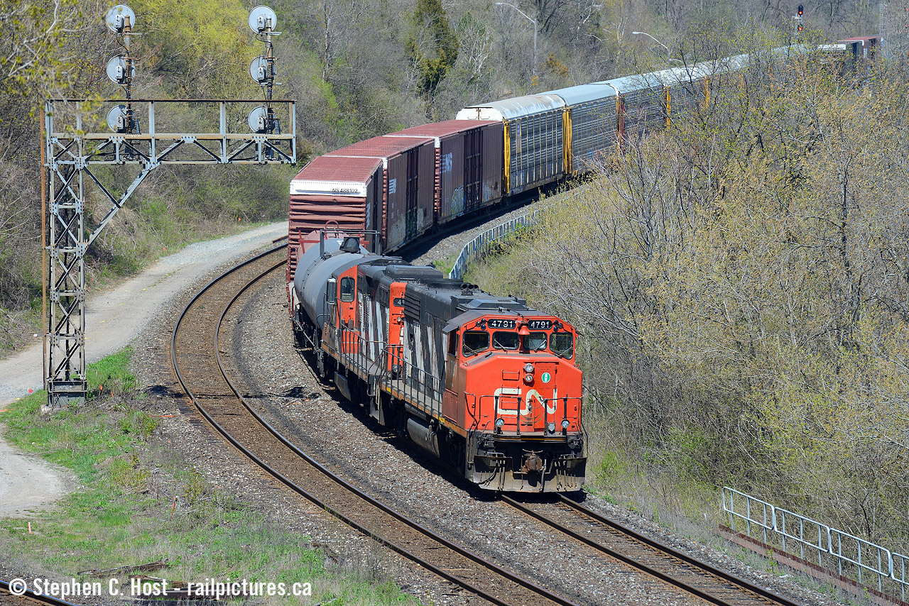 Due to brush cutting for the triple tracking project (which is still ongoing) angles not open for decades before suddenly opened up, and CN Train 554 is rounding the curve westbound of the Oakville subdivision at Bayview with cars for Hamilton in the mid afternoon. This is near the memorial on the east side of the York Rd bridge for those looking to find this angle. It should still be open today but I have not tried again.
