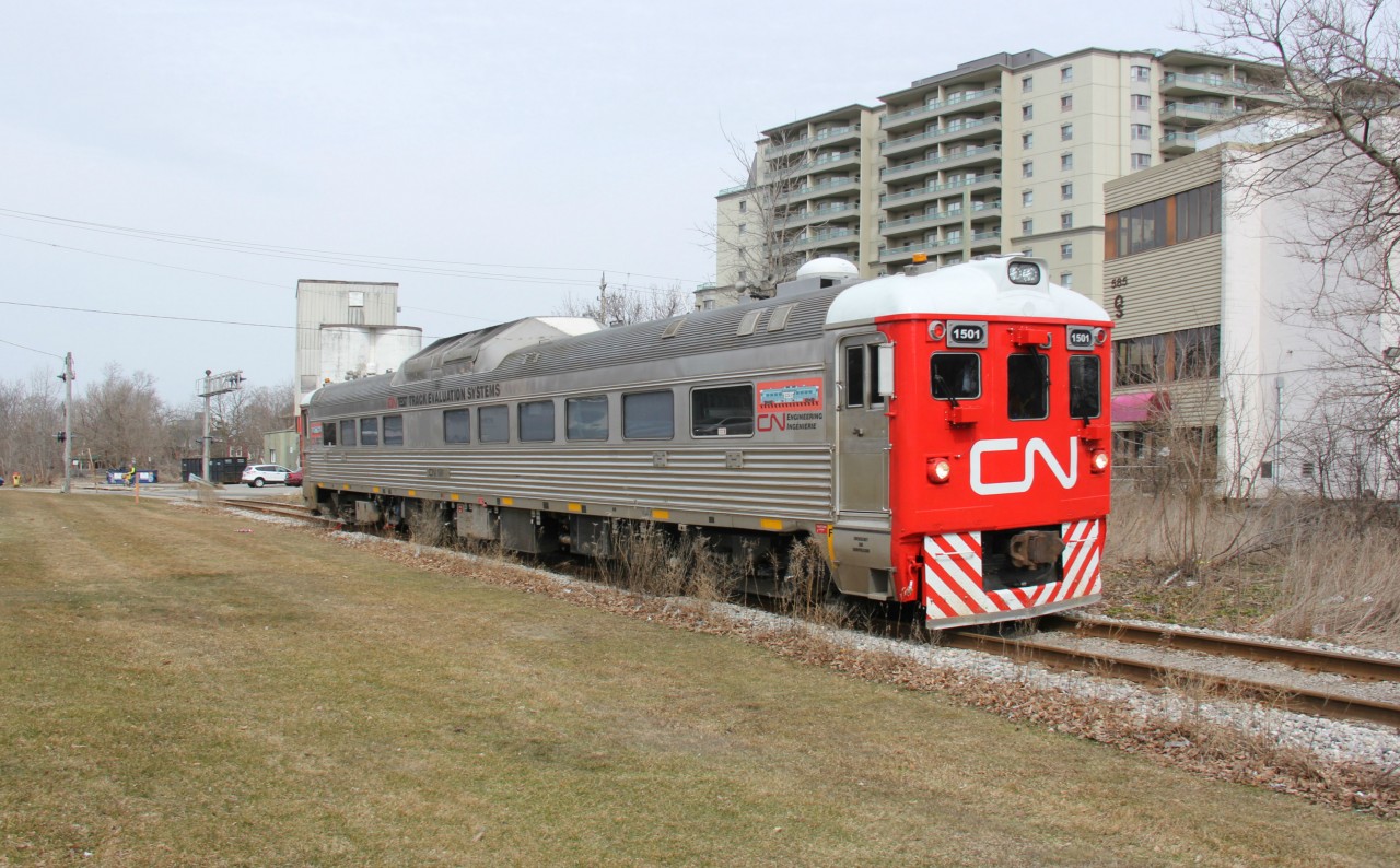 Well this is a surprise! While waiting (and hoping) for GEXR 582 to head south to the CP/GEXR interchange (which I don't think happened), this CN Engineering Test Train (ETT) takes a run down the GEXR Huron Park Spur, pictured here just south of Queen St. near downtown Kitchener. To shoot CN in Kitchener is rare, let alone on a spur line! The ETT headed south to the former Budd Automotive plant at Bleams Rd. before heading back up and then west to London.