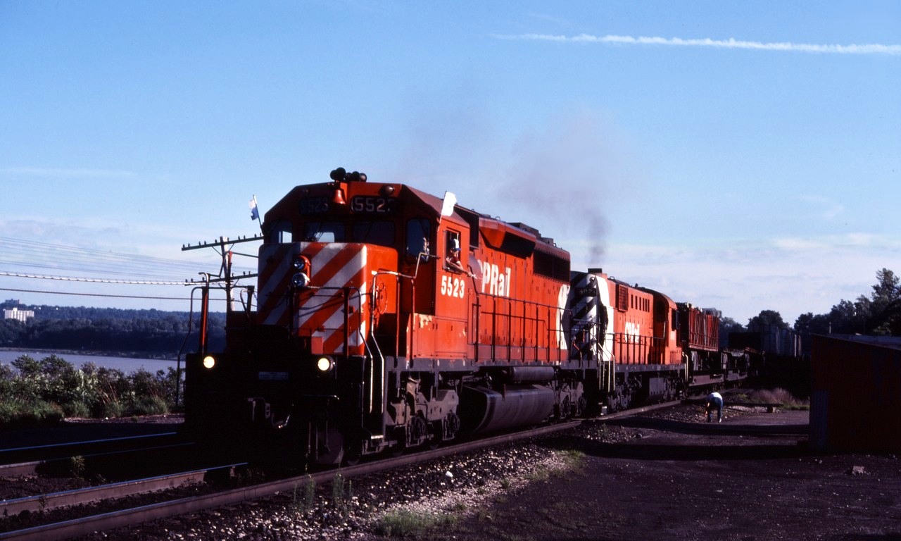 Ah, the long days of summer--tonight's Starlight has a special visitor--"the Empress of Agincourt" RSD17 8921 accompanies SD40 5523 as the train heads east through Bayview.