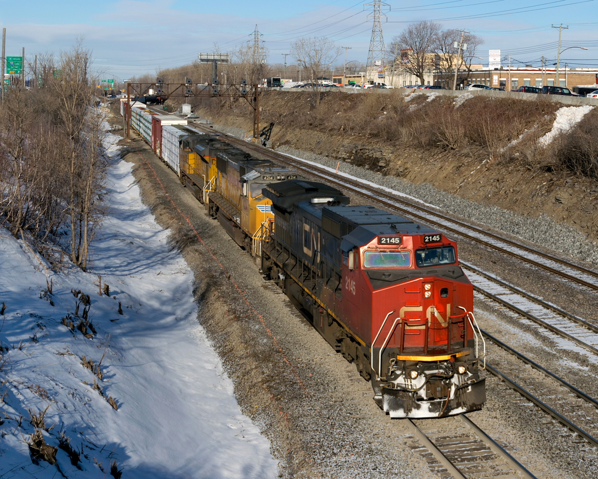 CN 324 is exiting Taschereau Yard, on its way to St. Albans, Vermont and interchange with the NECR before returning to Montreal as CN 323. Power is CN 2145 leading a pair of UP EMD units (UP 4214 & UP 8935).