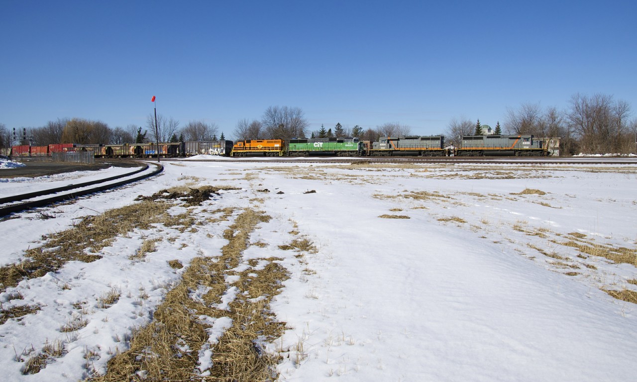 QGRY 6908, QGRY 6904, CBFX 6029 & SLR 3004 lead a 116-car detour SLR 393 past the mostly empty Lasalle Yard on a sunny morning.