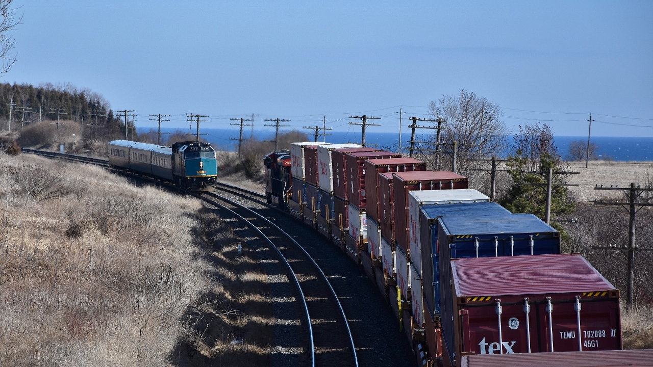 West meets East


 1989 GMD ( F40PH-3 ) meets 2013 GE ( ES44AC)


  VIA 6438 west meets CN 2862 east 


  pattern meets repetition


 location: Lakeshore Road meets  Stephenson Road 


February 26, 2018 digital by S.Danko at mile  284  CN Kingston subdivision
