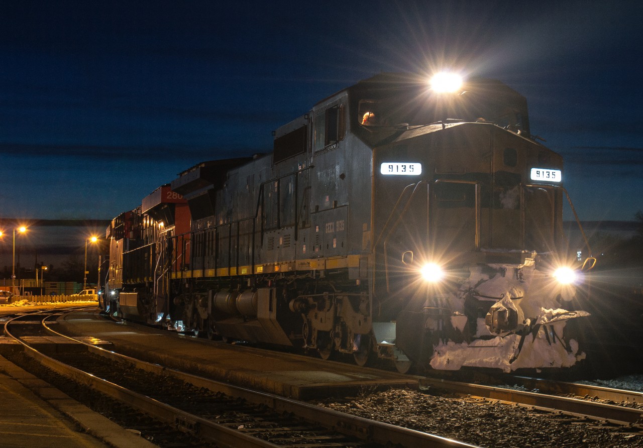 CN A434 sits on the North at Brantford after completing their set off of 36 cars for the SOR. 434 would have to wait upon Via 78 and Via 79 before being able to proceed East. Leading tonight was GECX 9135, probably one of the cleaner patched out ex CSX C40-8W's I have seen. Special thanks to Kyle Stefanovic for the heads up on this one.