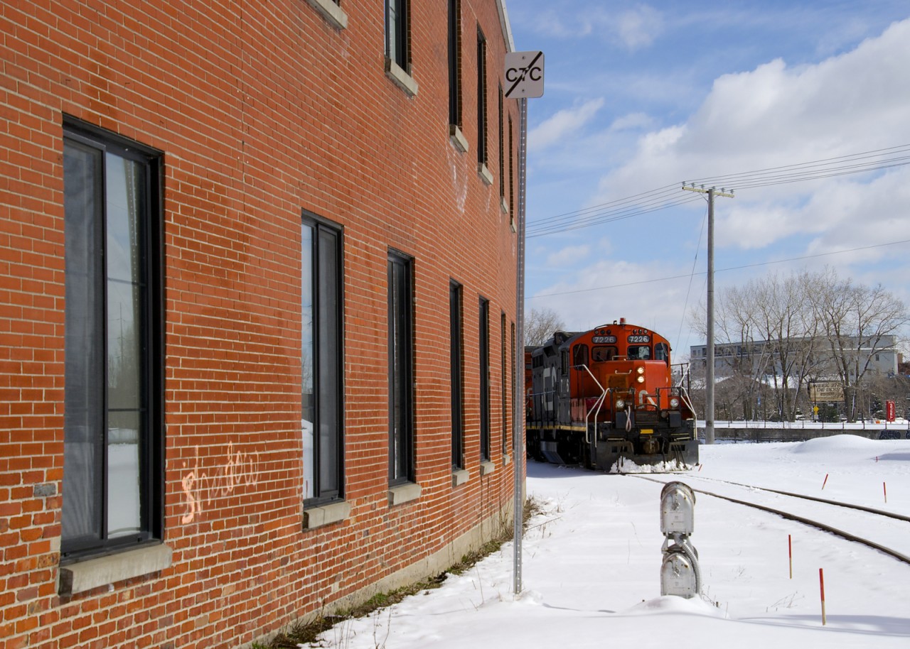 CN 7226 is on non-CTC track (the east Side Canal Bank Spur) as it waits its turn to leave this line for the CTC-equipped Montreal Sub, once CN 120 clears the north track.