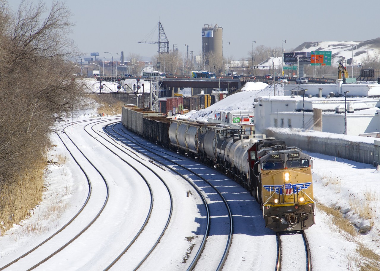 UP 7361 & CN 5464 lead a short CN 527 around a curve at Turcot West, on its way to Taschereau Yard.
