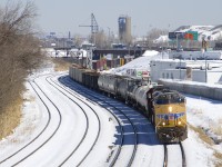 UP 7361 & CN 5464 lead a short CN 527 around a curve at Turcot West, on its way to Taschereau Yard.