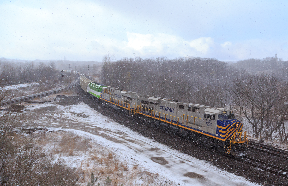 Bound for Toronto M394 rolls through Hamilton west, with a pair of CREX leasers for power and a brand new MPEX 668 for Go transit in tow.
CREX 1502, CREX 1507, MPEX 668 F/R/R