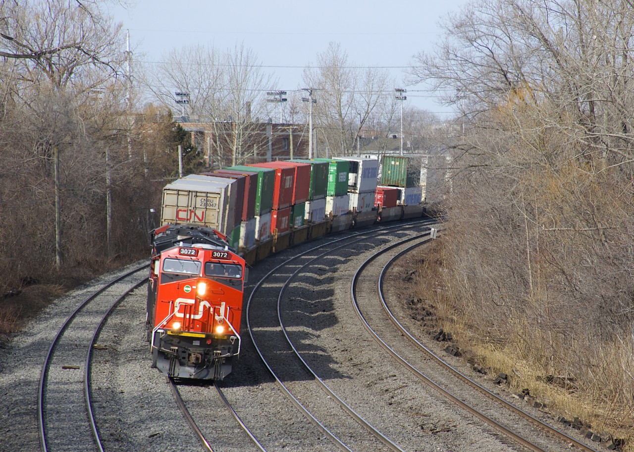 CN 3072 leads CN 120 around a curve on CN's Montreal Sub as it approaches Turcot West. Trailing is CN 8875 and mid-train is CN 3059.