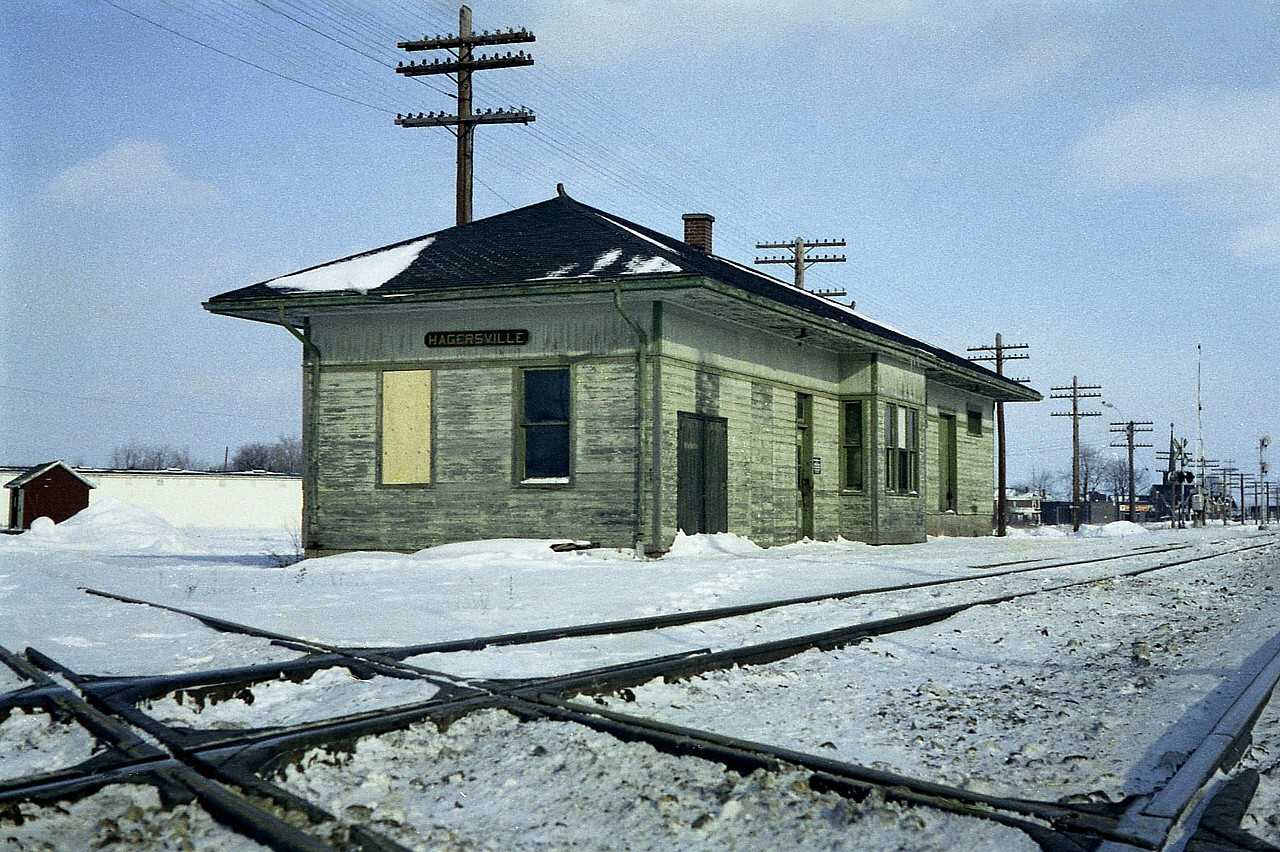 Here is an old station that has seen many railroads come and go.  Yet the old Hagersville station still weathers all these years of change, for there was once the Hamilton & Lake Erie (on the left) and Michigan Central which this building faced. From GTR the line from Hamilton became CNR and currently is operated by the Southern Ontario Rwy. The old MCRR which eventually became Canada Southern (and taken over by CN/CP) was lifted sometime in the mid 1990s.