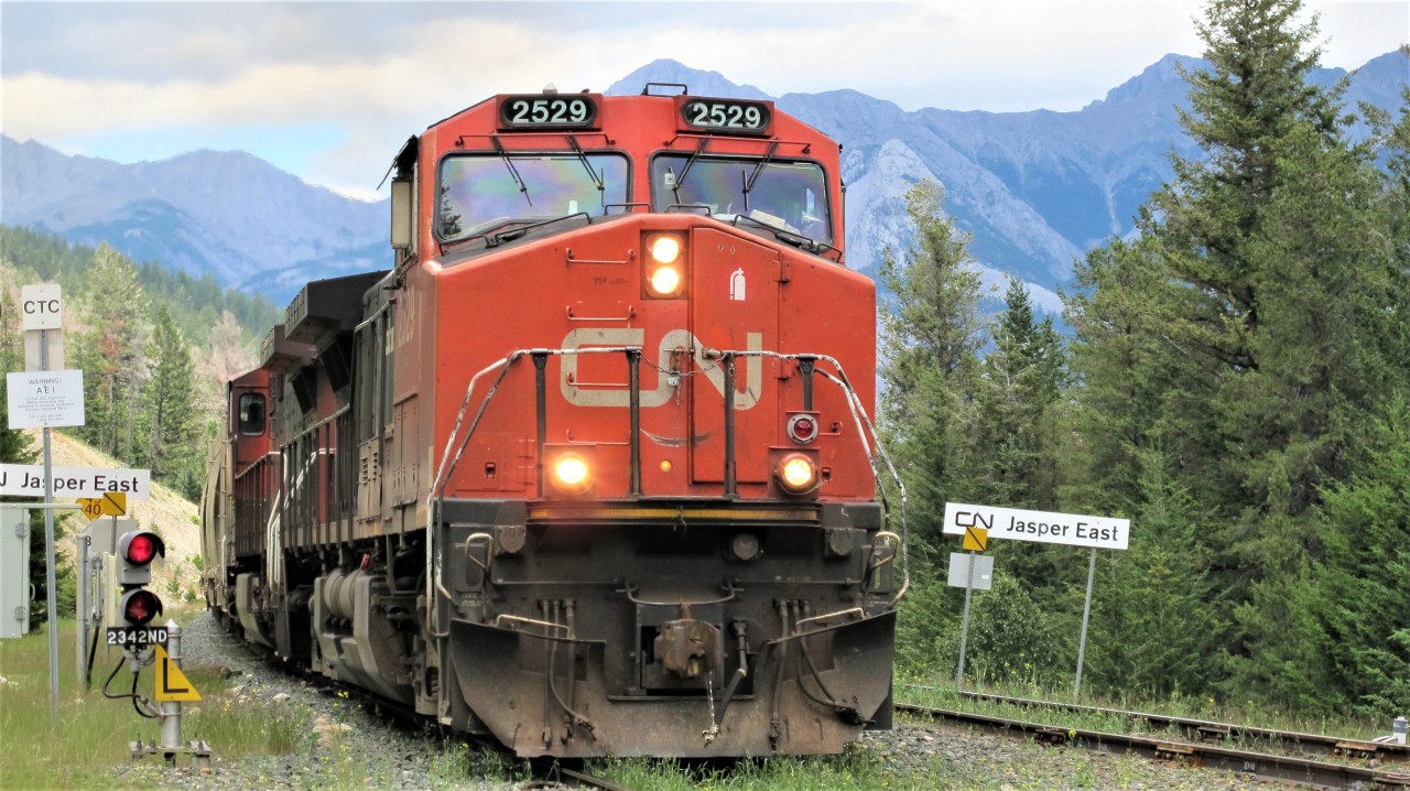 CN 2529 with a sister unit arriving in Jasper on a westbound trip. It's rare that I bother to take picture of GEs!