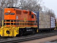 598 (QGRY 2301) shuffling cars around in the yard at Brantford to retrieve a broken down RLHH 2117, as RP's own "Angelok" rides the point back to their Ingenia hoppers for the trip back to Hamilton.