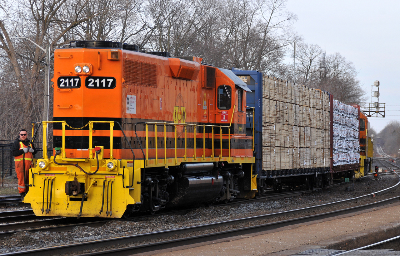 598 (QGRY 2301) shuffling cars around in the yard at Brantford to retrieve a broken down RLHH 2117, as RP's own "Angelok" rides the point back to their Ingenia hoppers for the trip back to Hamilton.