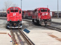 Another SD40-2 has shown up at the yard in the form of CP 5791. Good way to compare the lettering used on the nose of the "odd" 4650 with the standard block CP of the SD.