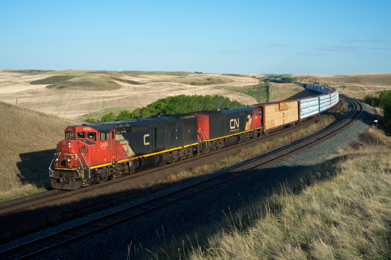 CN 806 rounds the bend at Keppel with a nice set of 2400's on the point.