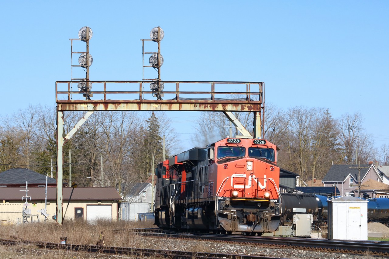 X371 rounds the bend at Paris, meeting Via 76 only minutes from our location.