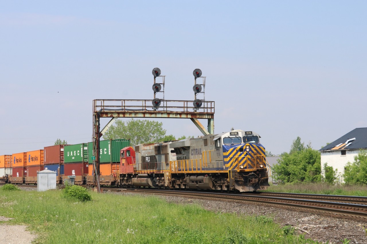 A pair of leasers lead Q148 through Paris.