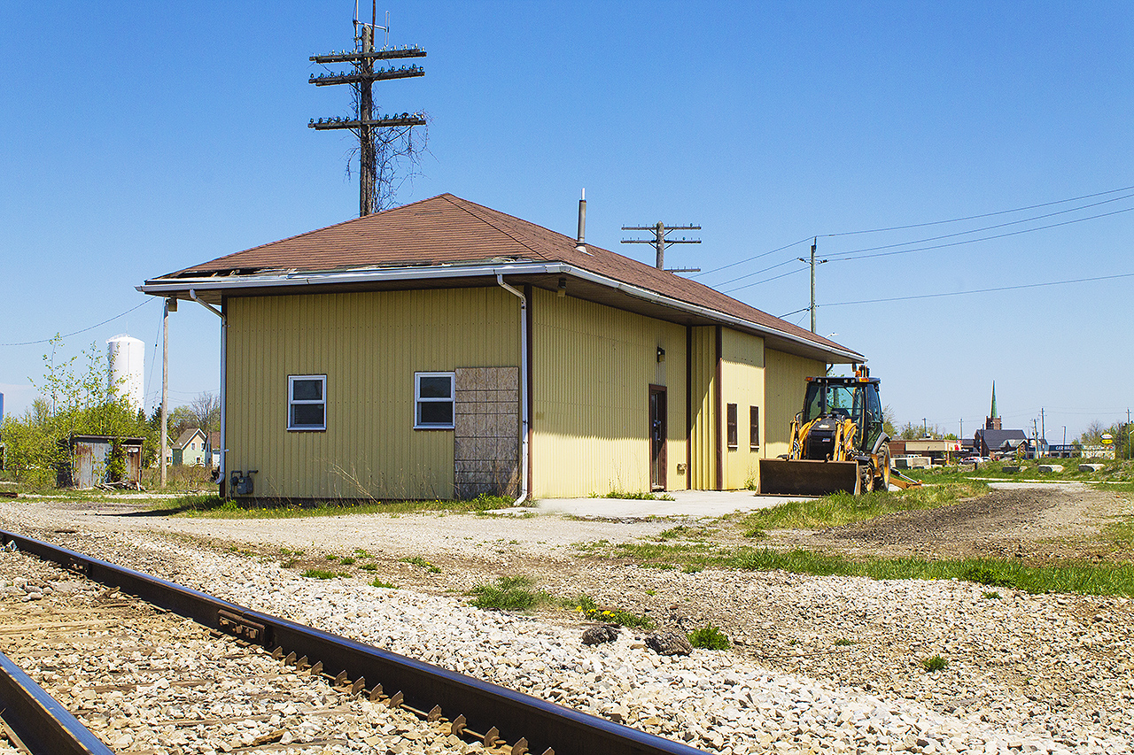 It is amazing how one can look at the same building, taken in two very different eras and to see all the changes that has transpired in the surrounding landscape. None can be said truer than that of the current SOR 'station' (former Michigan Central / CASO) in Hagersville. Long gone is the line, with  the last section having been torn out in 2012. The section through Hagersville came out I believe mid-late 90's, which made it very difficult to try and time machine this photo. But one thing has not changed in the plus 40 years since Arnold Mooney photographed this building.  Although in Arnold's photo (click here) the station does look run down with it's paint peeling - it still maintained it's classic board and batten architecture. One has to wonder why the dreary yellow aluminum siding was put up, but I think we all know the answer to that one. Even now, with the SOR counting down it's last days you have to wonder what will become of the last remaining, true railway building in Hagersville. I no doubt believe CN will not repair it's aging roof, let alone occupy the building. Oddly enough, CN had it's own station that is today marked by a very run down shed and brush located in behind the station, to the left.