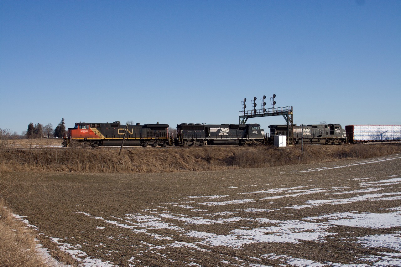 CN 385 works Paris with CN dash 9-44CW 2558 and a pair of NS units, SD60E 6915 and dash 9-44CW 9375.