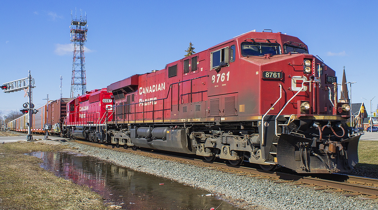 BACK IN STYLE!!!  After a long and blustery brush with the icy depths of hell that was the Winter of 2018 that kept most of us indoors, the first signs of spring held numerous surprises. Here is CP train 240 (I suspect it was 240 - lost my notation of train number), carrying a nice, still brightly painted red 6607.