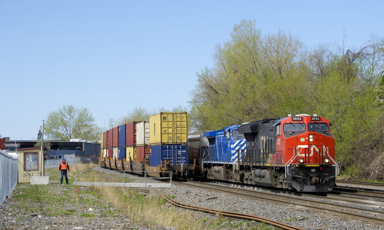 With CN 149's tail end at left (the train is stopped due to engine issues), potash train CN B730 changes crews at Turcot West before heading east, with CN 3055 & CEFX 1011 up front
