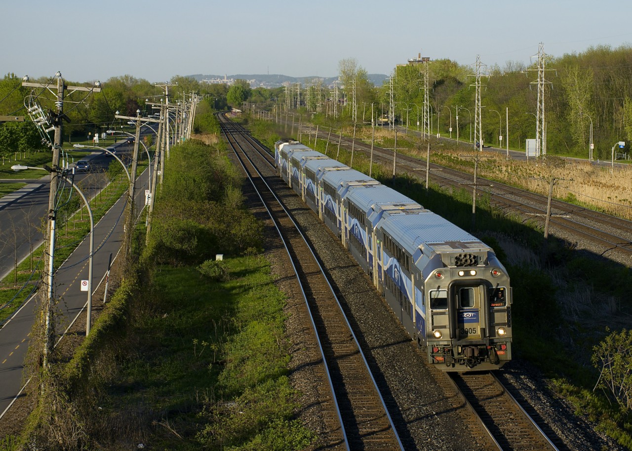 Cab car AMT 3005 leads RTM 29 westbound after its stop at Pointe-Claire Station.