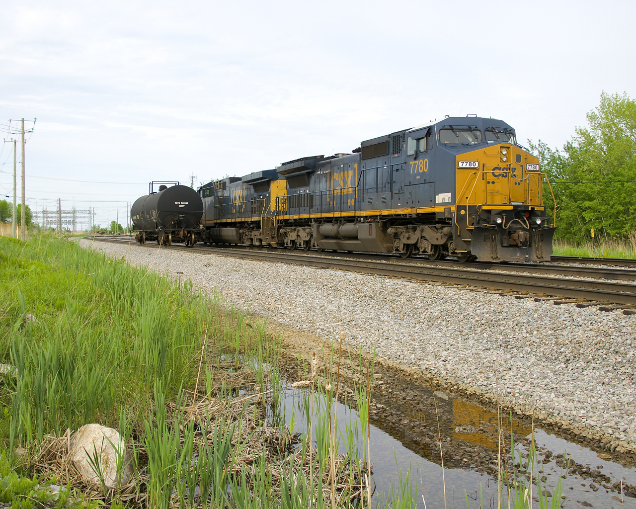 Dash8-40CW CSXT 7780 and AC4400CW CSXT 86 are both in CSXT's current paint scheme as they await the call to duty at Beauharnois. Both had been delivered to CSXT in the YN2 paint scheme, but were subsequently repainted. With CSXT retiring their Dash8's, shoot them while you can!