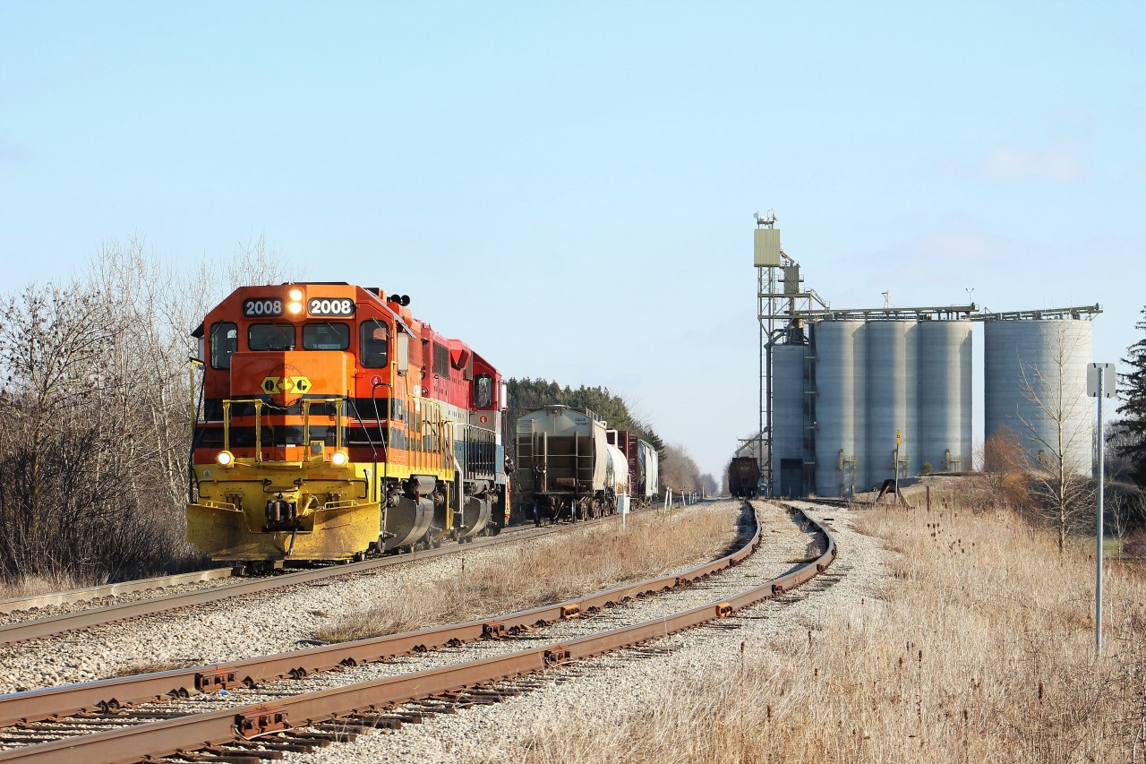 GEXR 580 has just cut off from their train to pick up a string of grain hoppers from the co-op in Shantz Station.