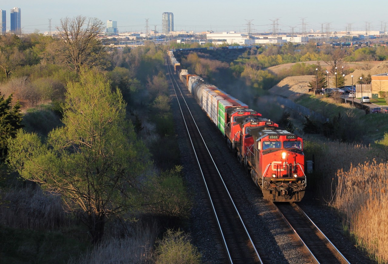 After waiting for Q148 to clear, M399 takes its turn over the single track bridge at Humber in the seemingly endless ballet of trains at this location.