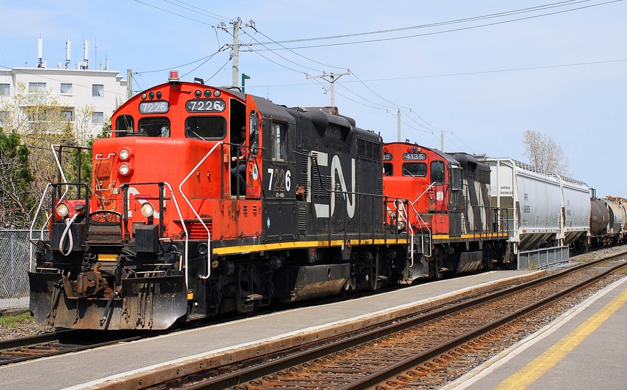 CN-7226 a GF-418 B and CN-4135 a GR-418 F pulling a small convoy from Soutwark yard going to the Point      St-Charles Yard in Montréal on CN-Route 596