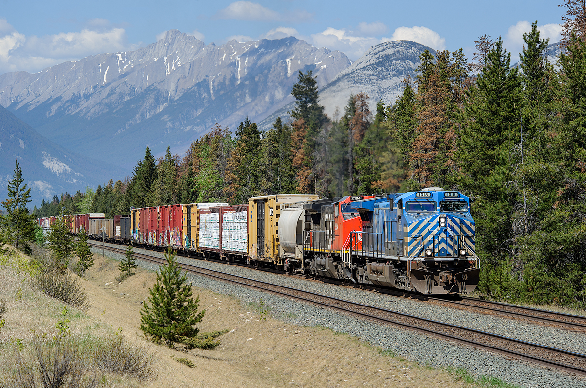 CEFX AC4400CW 1018 leads CN train L513 towards Jasper. It's so odd seeing these units on CN rails having spent so much of their career on Canada's other class 1!
