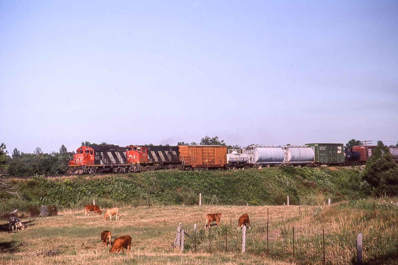 CN 4012 and 3557 lead a freight in Darlington Park, Ontario on August 6, 1987.
Bob