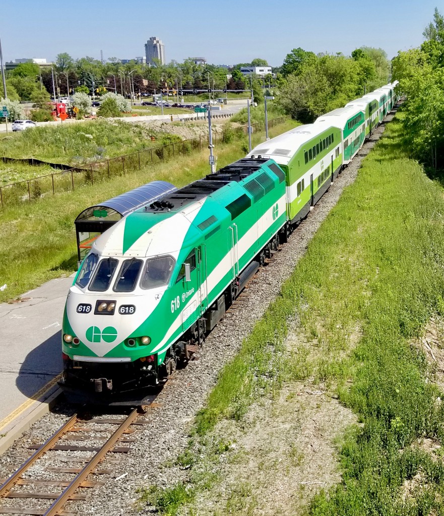 Metrolinx/GOtrain # 829 pulls into Oriole station. The train is the first of the evening rush hour trains and will only go to Richmond Hill station before flipping back as an equipment move southward.