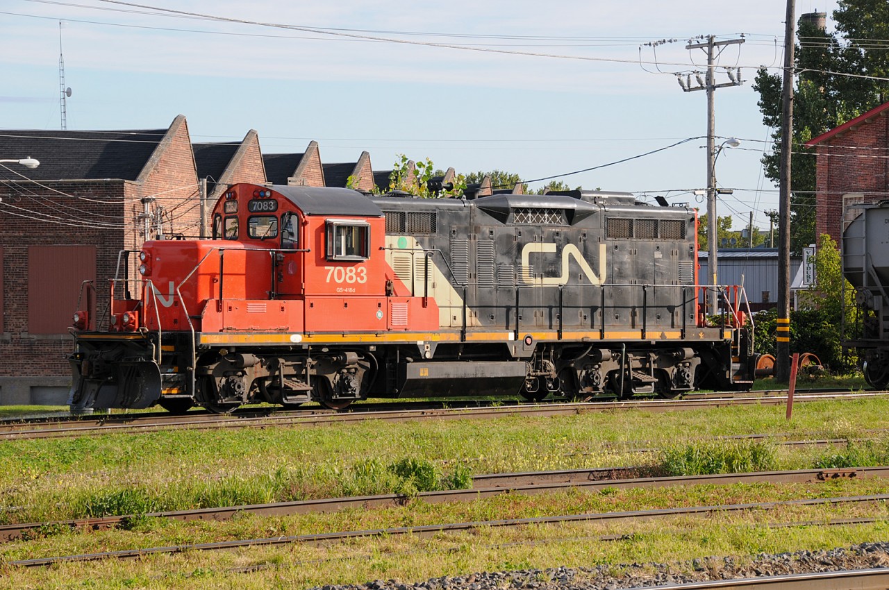 The GP9RM class GS-418d rebuilt at Montreal Point St-Charl maine shop in 1993. This CN 7083 stay at the saterday morning.

La GP9RM de classe GS-418d rénover au atelier Point St-Charl de Montreal en 1993. Cette CN 7083 attend son equipage un samedi matin.