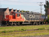 The GP9RM class GS-418d rebuilt at Montreal Point St-Charl maine shop in 1993. This CN 7083 stay at the saterday morning.

La GP9RM de classe GS-418d rénover au atelier Point St-Charl de Montreal en 1993. Cette CN 7083 attend son equipage un samedi matin.  