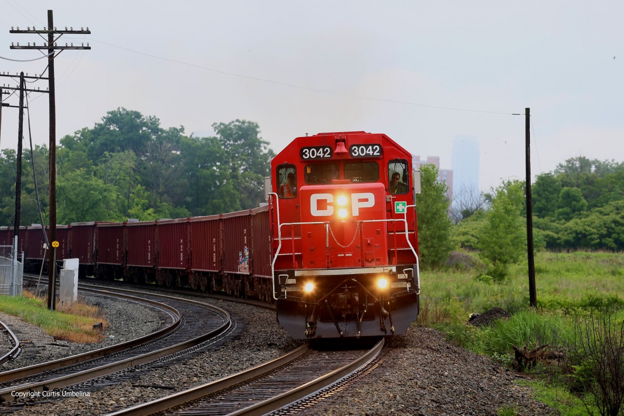 Canadian Pacific's GPS Train highballs passed Streetsville for Dumping on the Hamilton sub good to see the Older EMDs back on CP other then the normal GE lash-ups