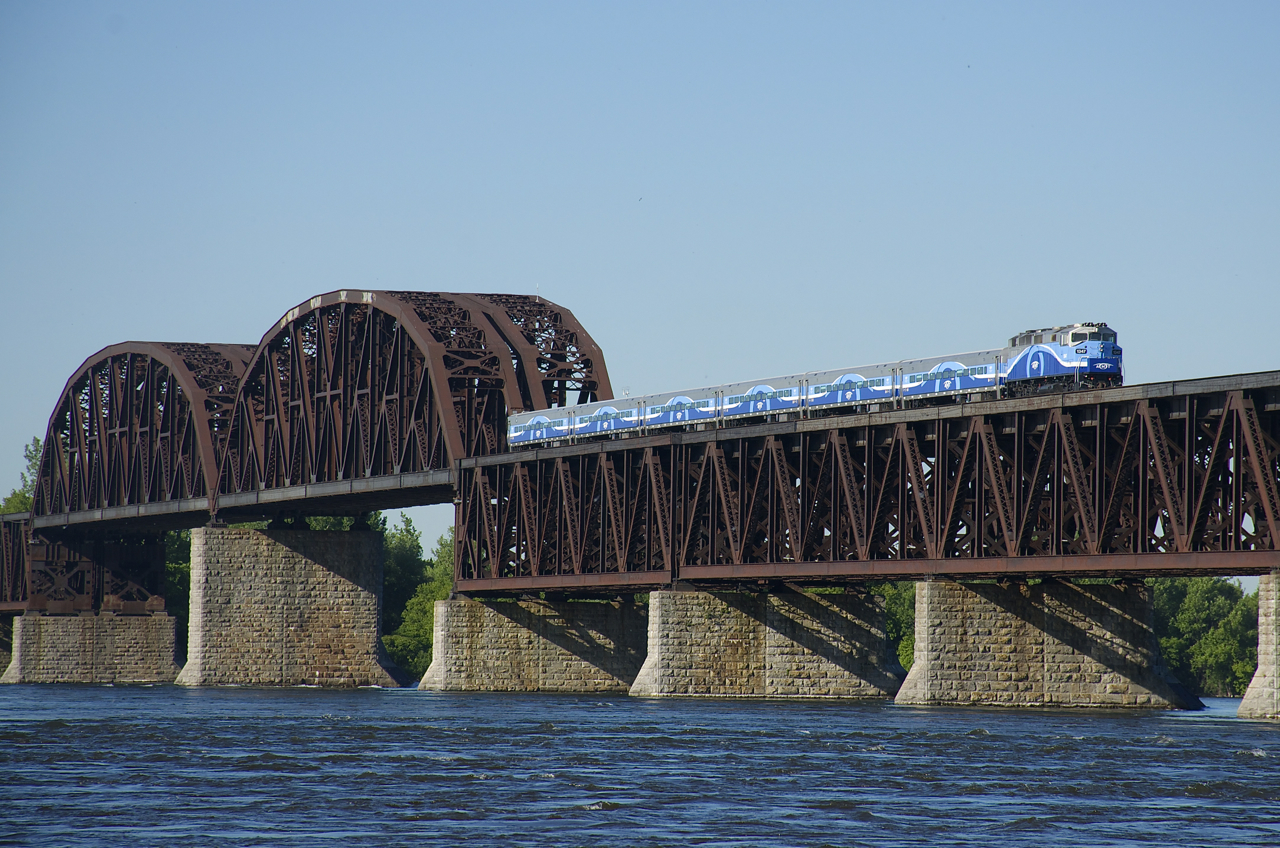 AMT 1347 has six Comet cars in a matching paint scheme as it crosses CP's bridge over the St. Lawrence River on its way to Montreal.