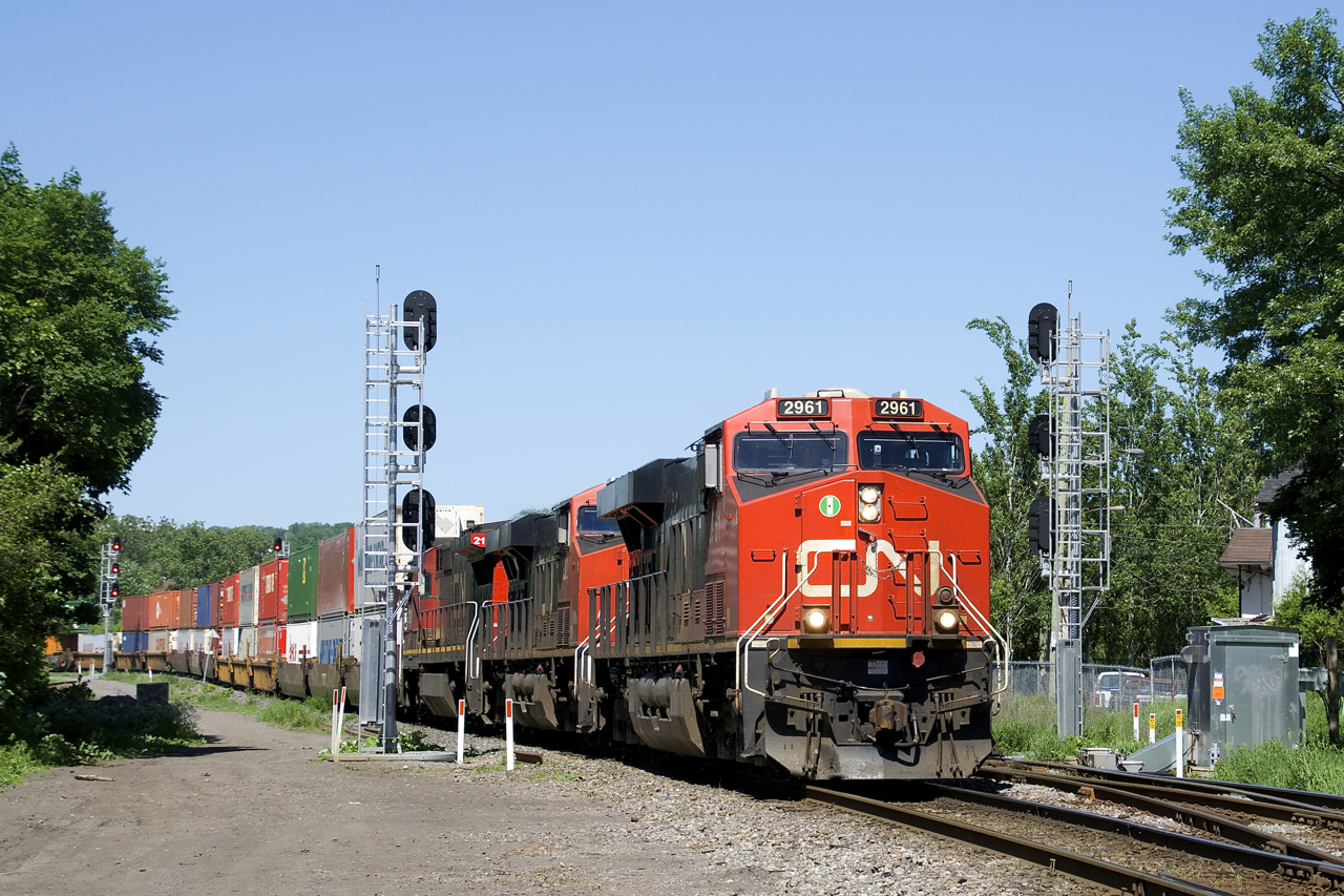 CN 120 is splitting a pair of signals which had been installed a couple of years back, but were only put into service during the past few months, replacing a pair of dwarf signals. Power is CN 2961, CN 2332, CN 2120 and DPU CEFX 1018 on this 612-axle long intermodal train which is bound for Halifax.