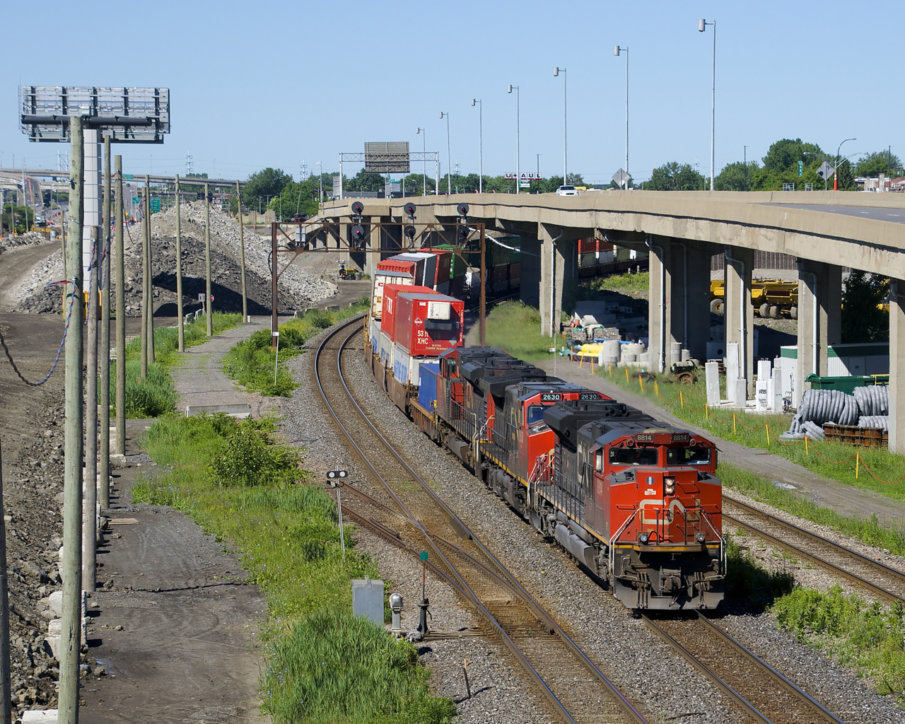 Up until around the end of 2017, the westbound lanes of autoroute 20 would be visible in the upper right of this scene, with the eastbound lanes at right, but the westbound lanes have since been demolished and shifted a bit further north. Here CN 120 swings under the eastbound lanes (which I will believe will move as well) with CN 8814, CN 2630 & CN 8812 up front and CN 2239 mid-train. Beside the head end power the switch is still in place for the Lachine Spur, though the spur has been pulled up since the end of 2015.
