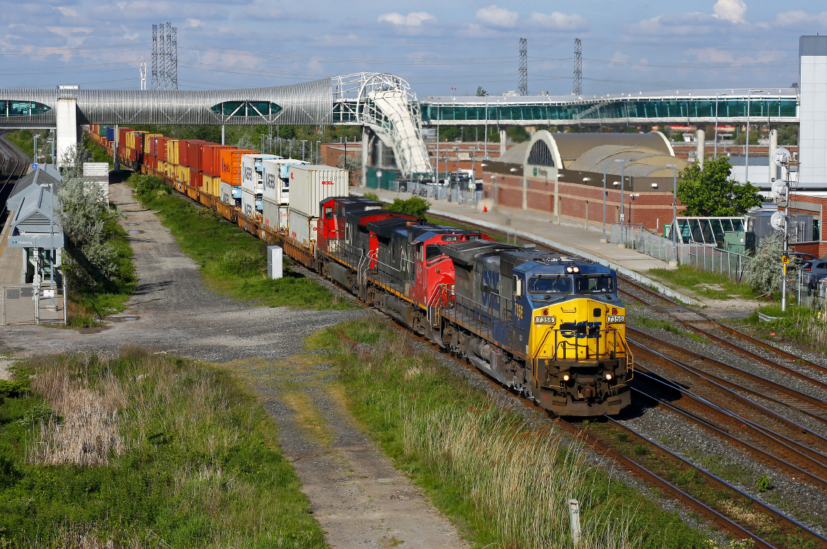 CN 149 charges through Liverpool with a leased unit leading the way.