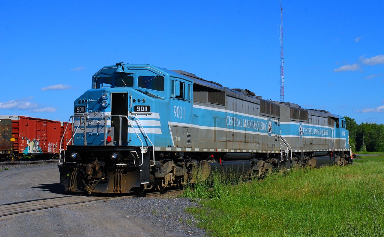 CMQ 9011and CMQ 9014 both  EMD-Sd-40-2F CMQ 9014 have  arrive earlier have been move in the y  in Farnham yard