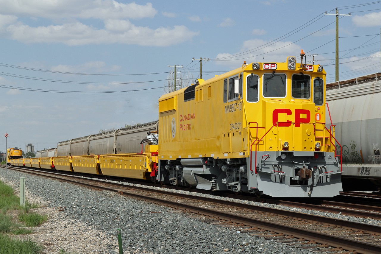 Canadian Pacific contracted Relco Locomotives in Albia to build at least 2 of these Herzog-esque self-propelled M/W trains.
This units  “A” end is powered, converted from GP38AC CP 3001 and  carries two numbers, CP 403011 and MW 9507-10.  The “B” end is driving controls only and carries the numbers CP 403091 and MW 9507.  
The cars are converted well cars.
I believe this info is correct from other sources but would welcome comments.